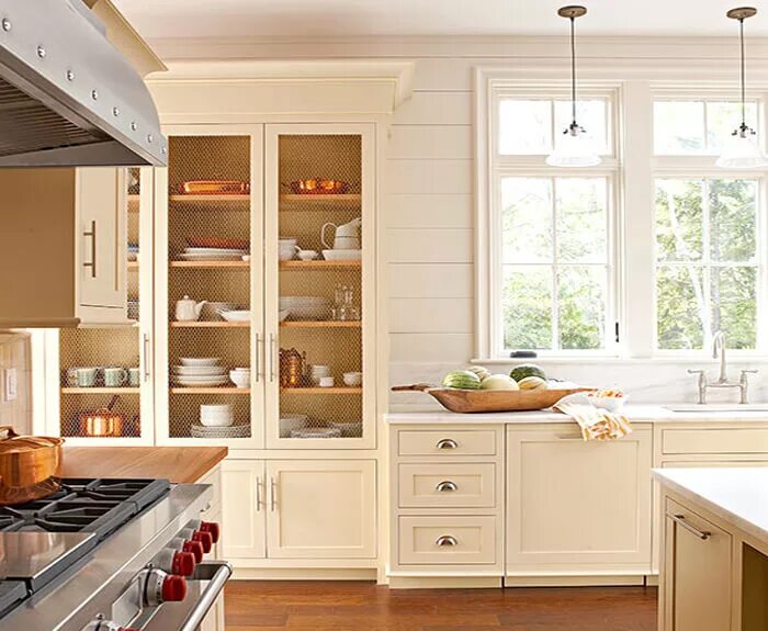 Шкаф для кухни фото. Кухонный гарнитур со шкафом для посуды. Кухня с высокими шкафами. Кухонный шкафы для кухни. Стеклянные шкафы на кухне.