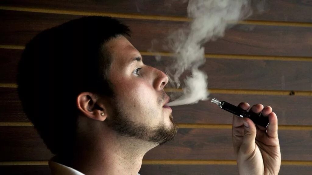 Вейп бокс мод 80 ватт 2600р. Электронная сигарета пара. Пар от вейпа. Электронная сигарета пара. Дым электронных сигарет.