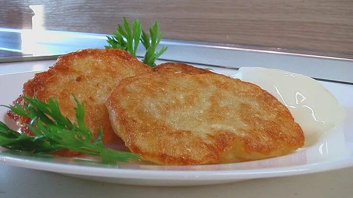 Картофельные оладьи из пюре на сковороде. Мыльым олашки из мятого картофеля. Оладьи картофельные с фетой. Сухие оладьи картофельные. Тыква жареная в муке на сковороде.