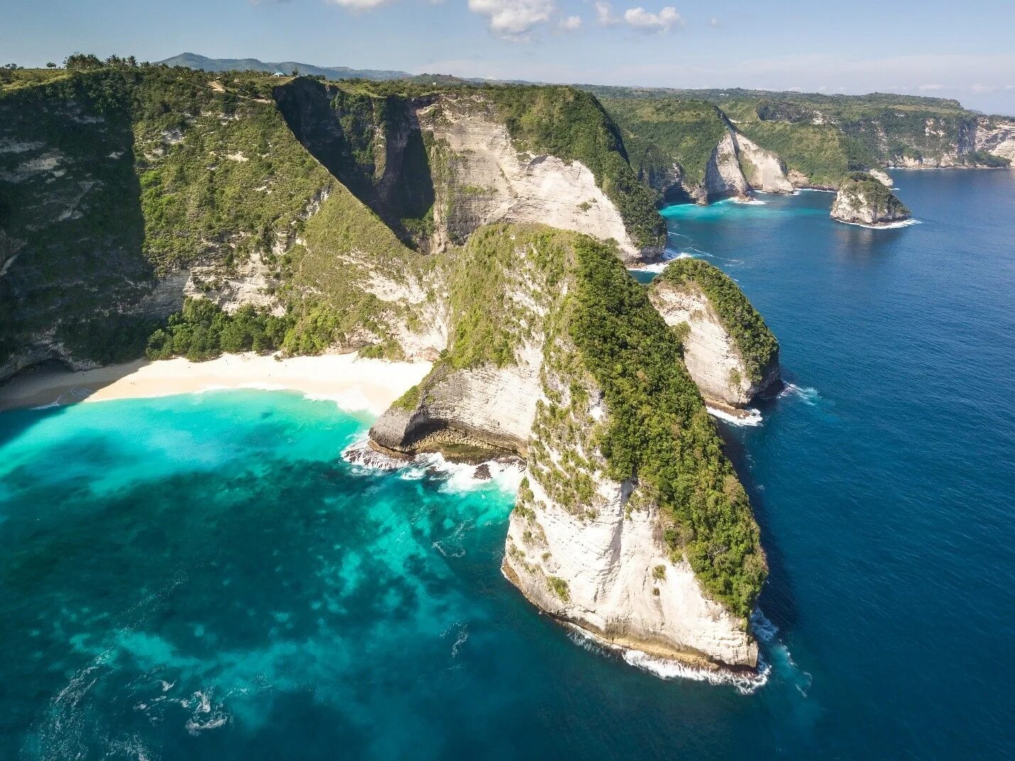 Kelingking beach. Kelingking бали. Пляж нуса пенида бали. Пляж нуса пенида бали. Остров пенида индонезия.