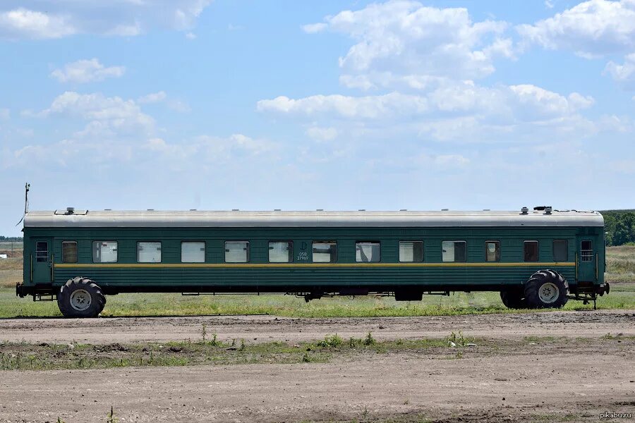 Большой железнодорожный вагон. МЗКТ-7919 + м62. М62 на колесах. Тепловоз м62 на колесах. Списанные пассажирские вагоны.