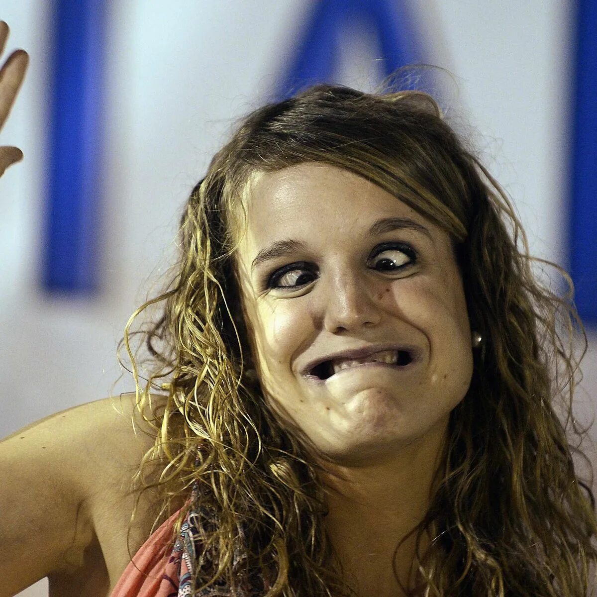 Девочка гримасничает. Девушка кривляется. Гримас девочка. Девочка с гримасой симпатичная. Гримас девочка.