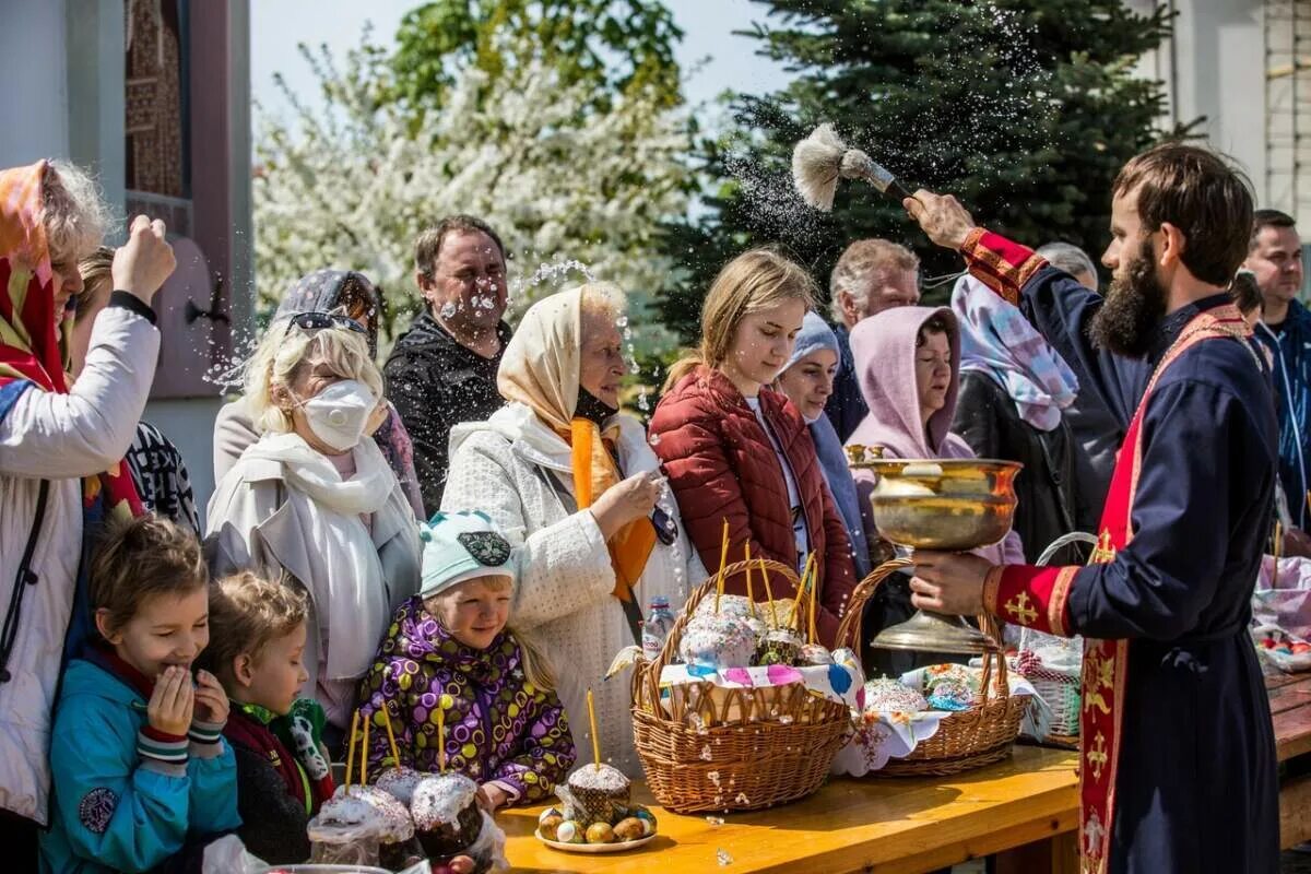 Празднование Пасхи. Пасха православная. Пасха гуляния. Пасхальный понедельник. Родители после пасхи 2024