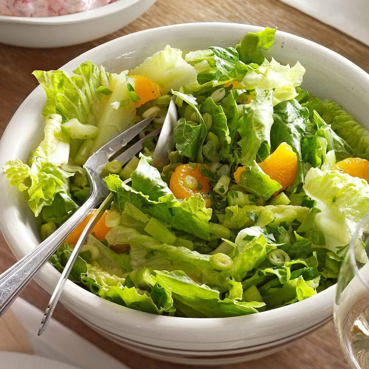 Салат из зеленых овощей. Зеленый салат. Зелень для салатов. Салат из зелени и овощей. Зеленые овощи для салата.
