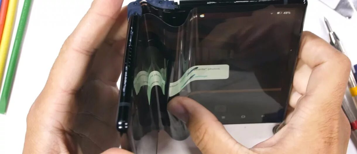 Z fold 4 экран. Samsung Galaxy Fold 2 разбитый. Samsung Galaxy Fold шлейф дисплея. Samsung Fold 2 сломанный. Сломанный складной смартфонов.