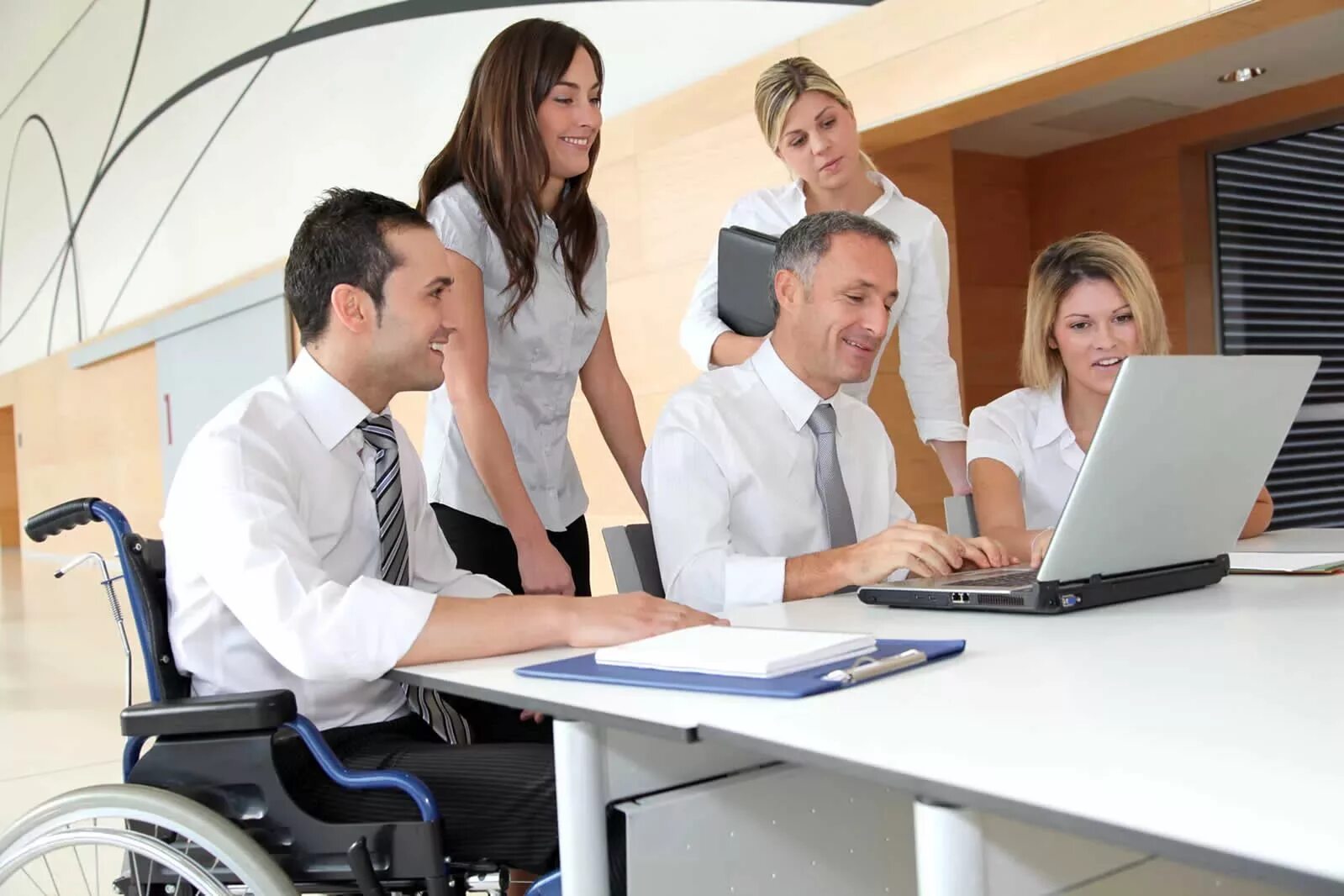 Рабочие места для инвалидов. Сотрудник инвалид в коллективе. Трудящийся инвалид. Работники инвалиды на предприятии. Трудоустройство инвалидов.