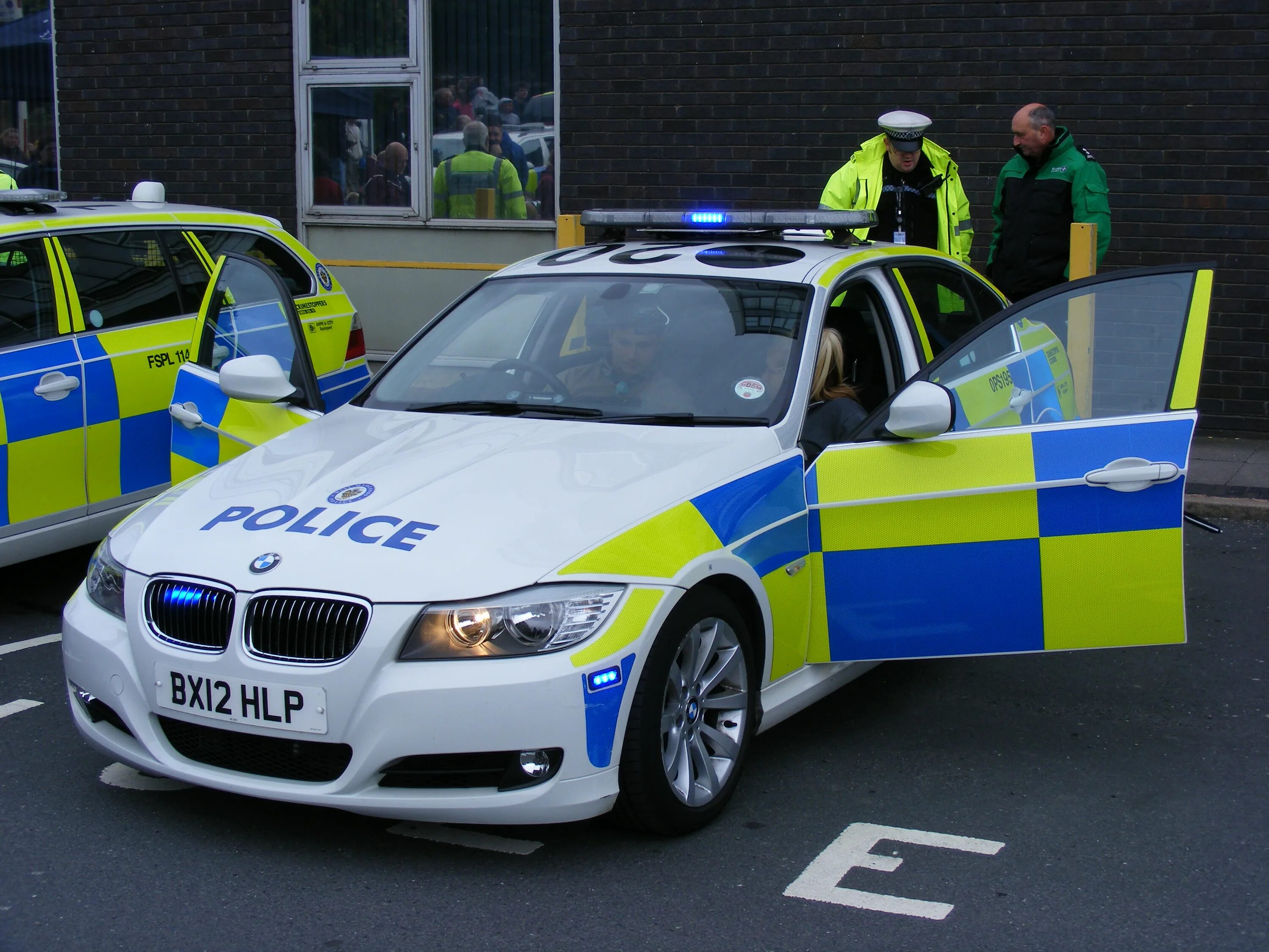 15 полицейская машина. BMW uk Police 2001. BMW uk Police 2012. Машина "полиция". Лондонская полиция машины.