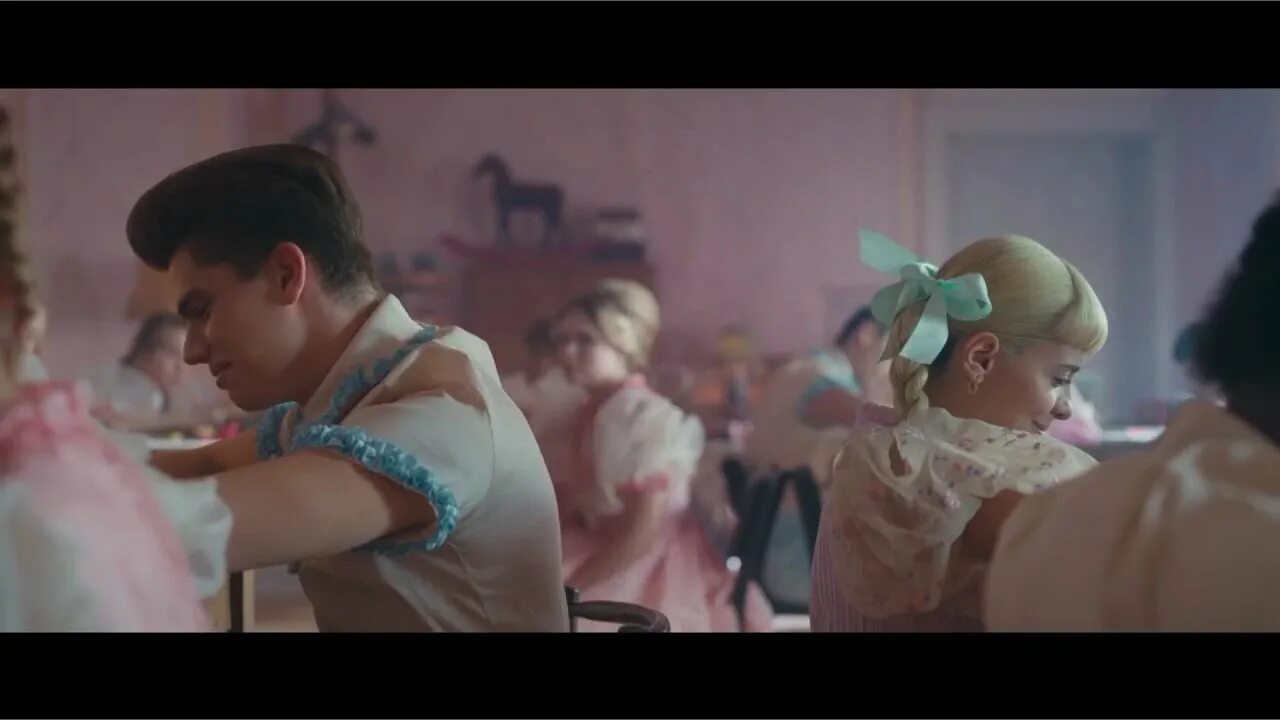 Melanie martinez class. Мелани мартинес class fight. class fight melanie martinez. мелани мартинес к 12 class fight. мелани мартинес из клипа class fight.