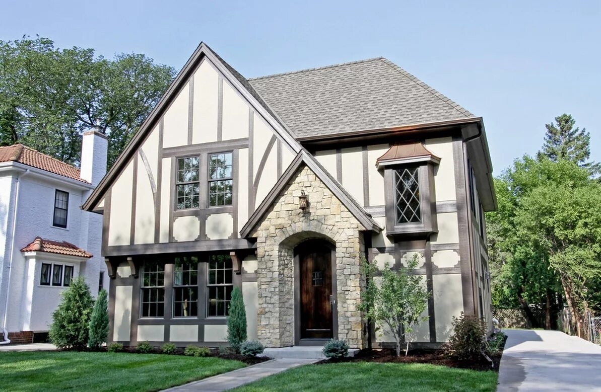 Фасад домика. Стиль Тюдор (Tudor Revival Cottage). Английский стиль фахверк Тюдор. Стиль Нео-Тюдор. Стиль фахверка в Англии.