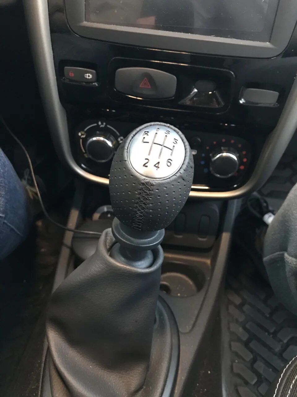 Как снять ручку кпп дастер. Ручка кпп renault duster. ручка кпк на рено дастер.