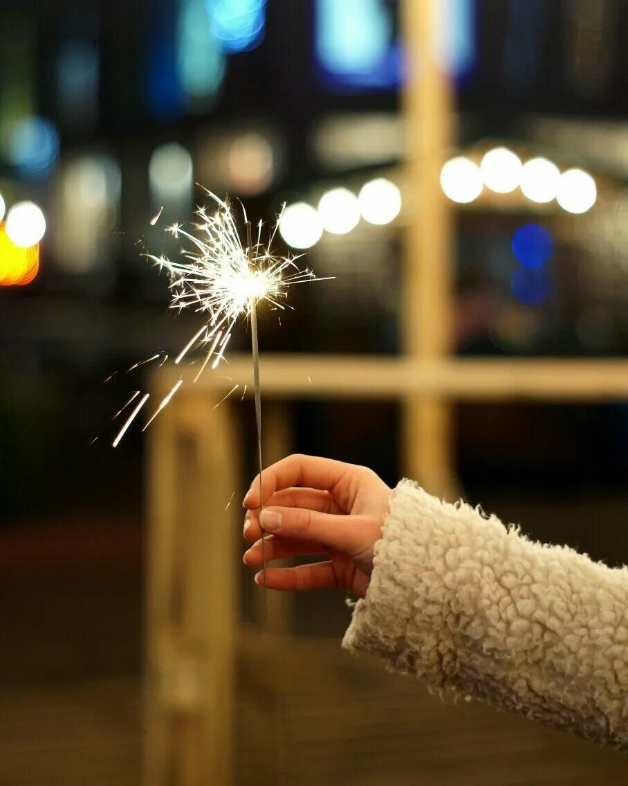 Красивые бенгальские огни. Новогодние бенгальские огни. Красивые бенгальские огни. Бенгальские огни. Новогодние огни.