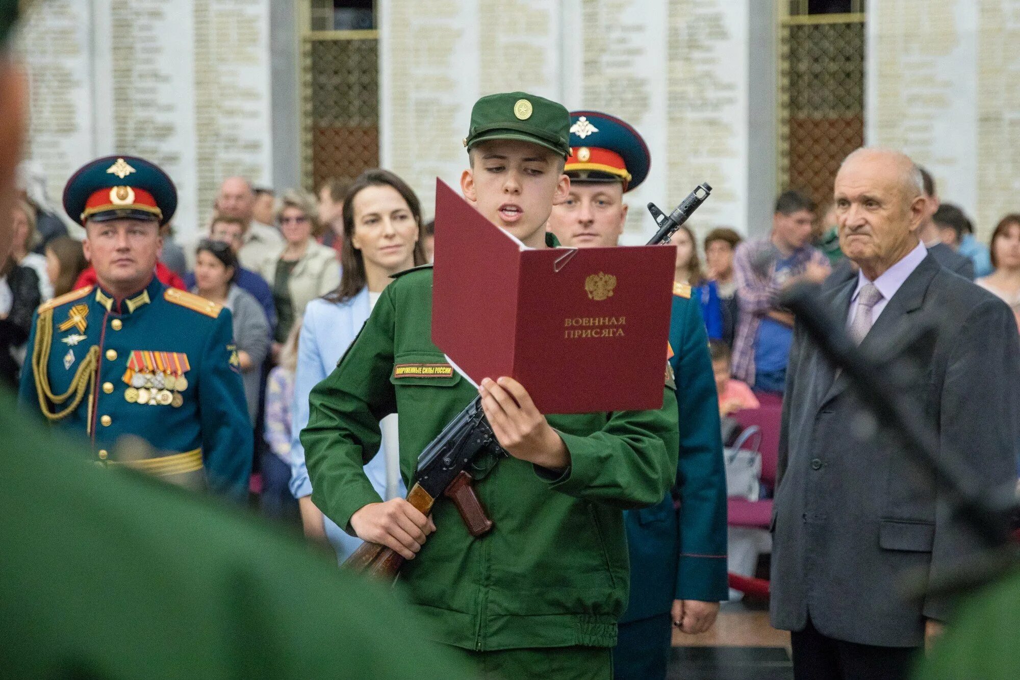 Принят присяга россии. Воинская присяга военнослужащего РФ. Присяга солдата РФ. Военная присяга РФ ритуал. Принятие присяги.