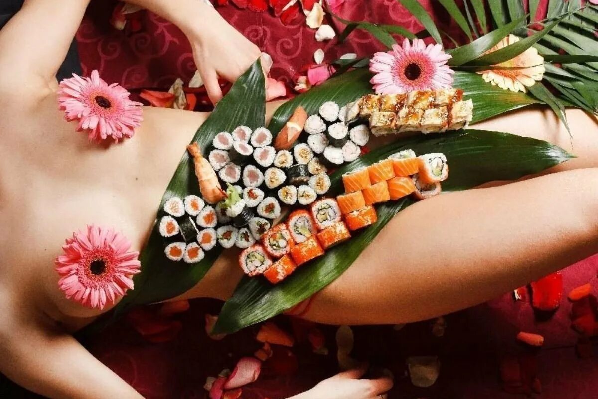 Ниотамори боди суши. Есть суши с девушки. Суши с тела девушки. Поедание суши с девушки. Девушка ест роллы.