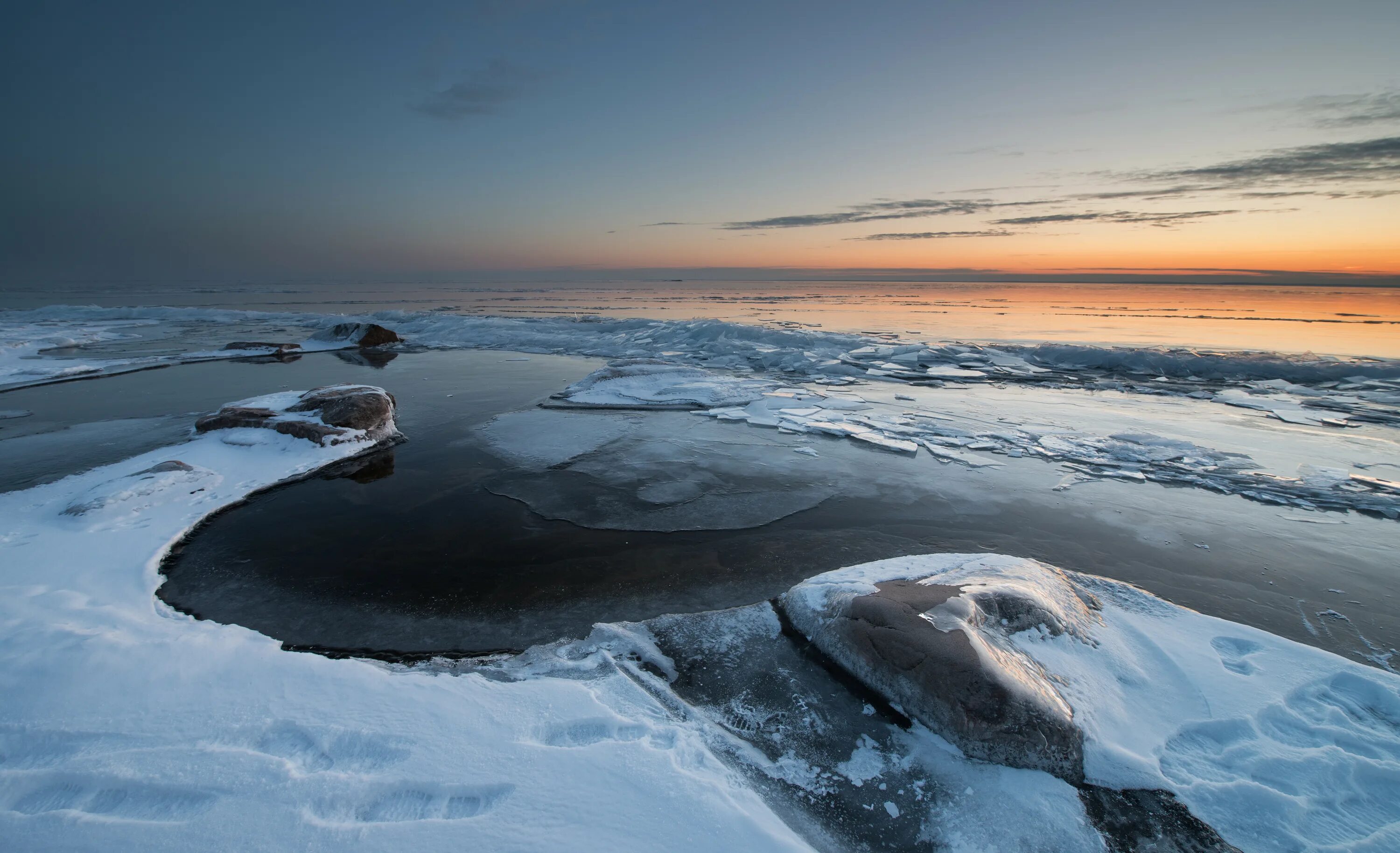 Вечером в холоде speed. Океан зимой. Лед на море. Океан покрывается льдом. Вечерний зимний океан.