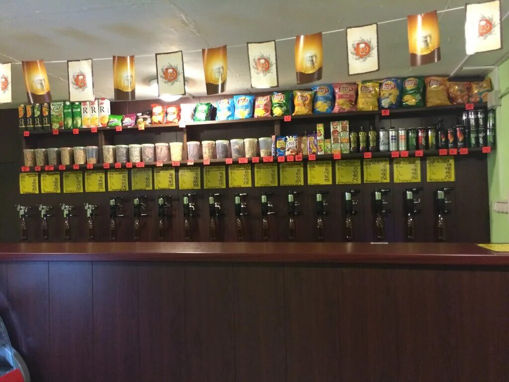 пиво faxe коллекционные банки. авито пивная. витрина пивного магазина. пивной магазин на вынос. пиво на розлив ассортимент.