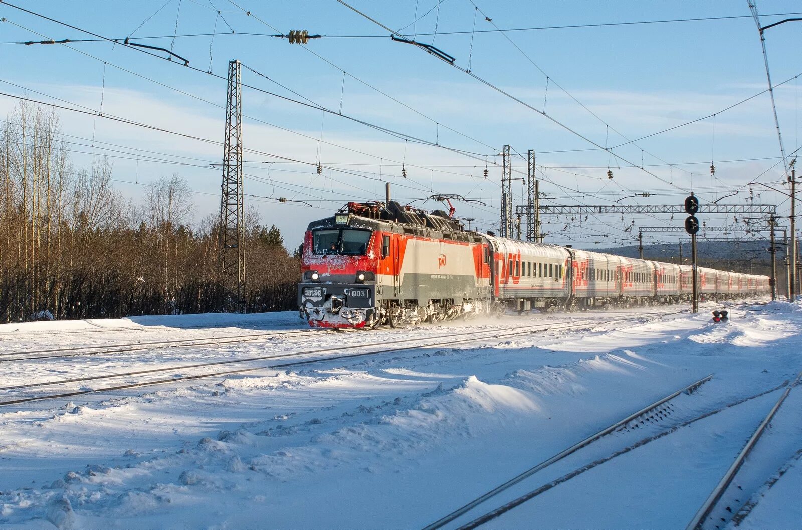 Мурманск железная дорога. Эп20 электровоз. Эп20 003. Электровоз эп20 в депо Москва сортировочная. Пассажирский поезд эп20 Санкт Петербург Мурманск.