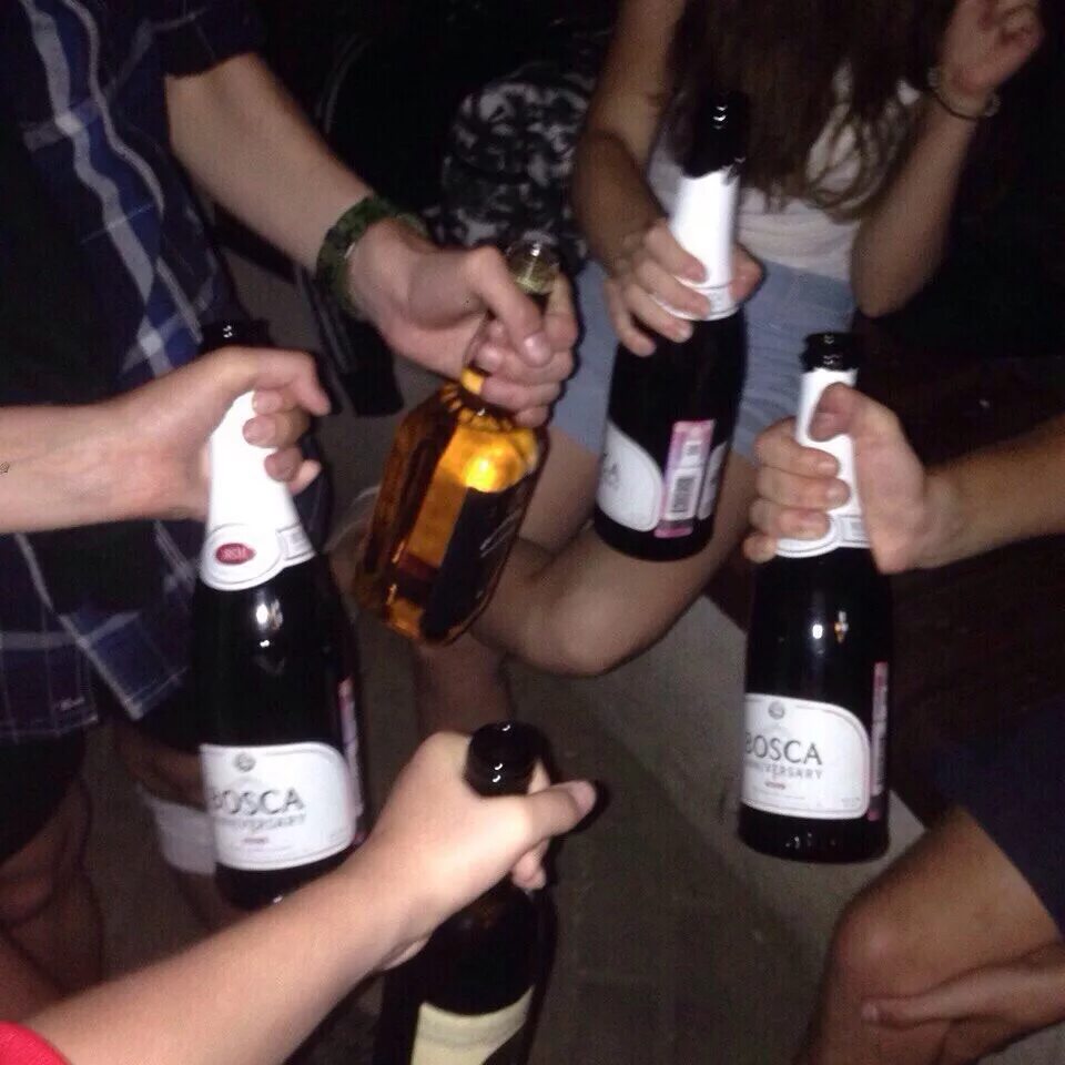 Алкоголь на хате. Алкоголь на вписке. Виски бар. Пятничные алкаши. Пиво в руке дома.