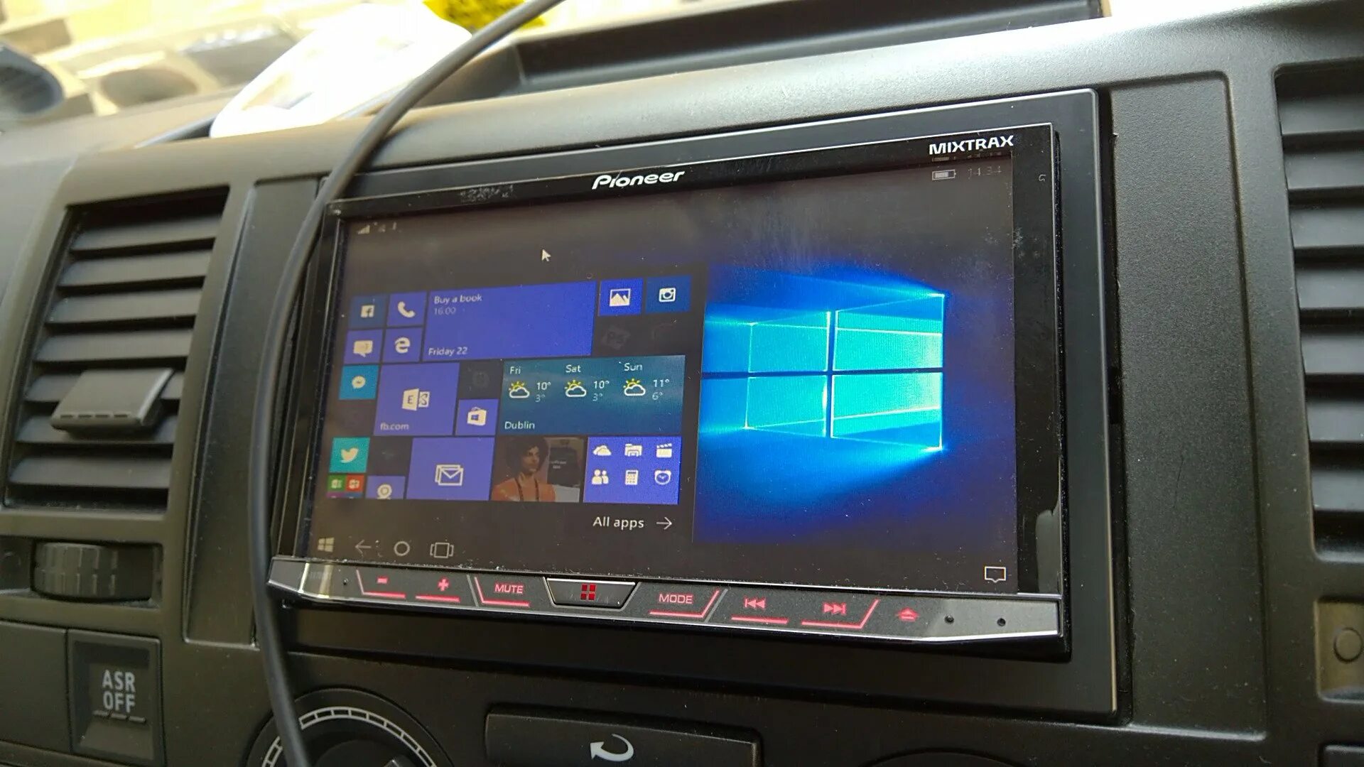 С экрана телефона на магнитолу. Магнитола на виндовс. Автомобиль с бортовым компьютером. Автомагнитола на Windows 10. Двухдиновая магнитола на базе Windows.