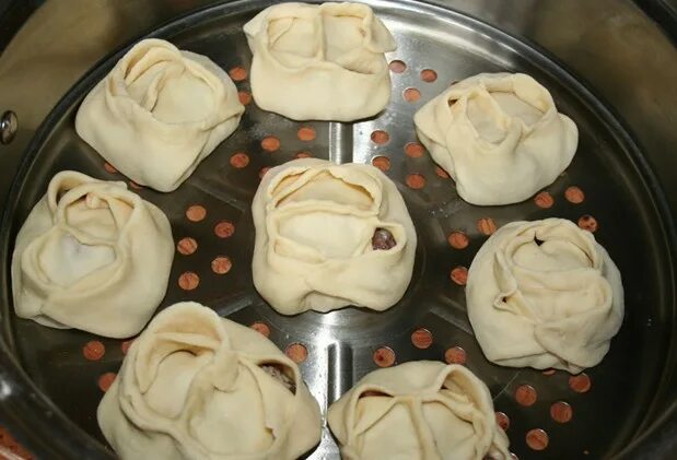 Манты в кастрюле. Манты в мантнице. Манты сколько варить на пару в мантоварке. Манты в мантоварке. Манты каскан.