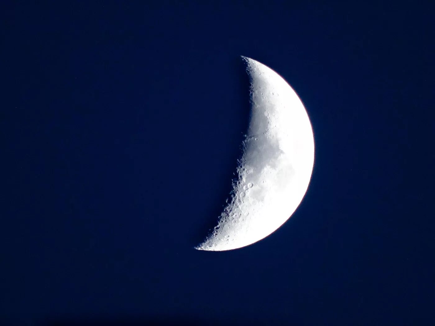 Луна выросла. Фото Луны. Луна месяц. Растущая Луна. Луна в ночном небе.
