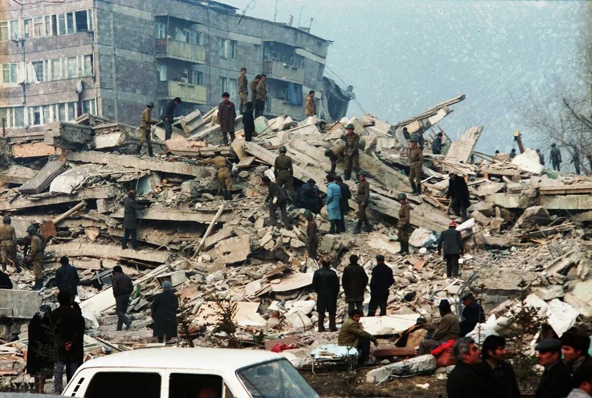 Декабря землетрясение. Землетрясение в Спитаке в Армении 1988. Землетрясение в Армении 1988 Ленинакан. Землетрясение 7 декабря 1988 Армения Ленинакан.