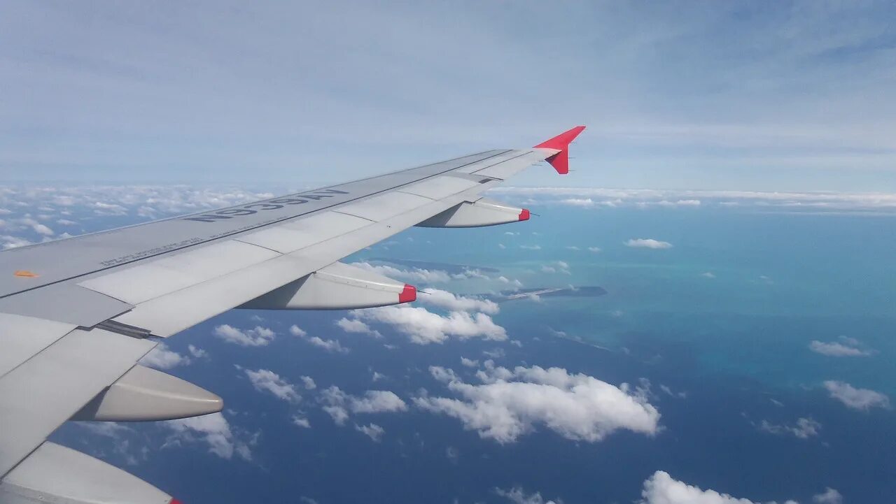 Облака высь. Белое небо. Облака на горизонте. Бали. Air views.