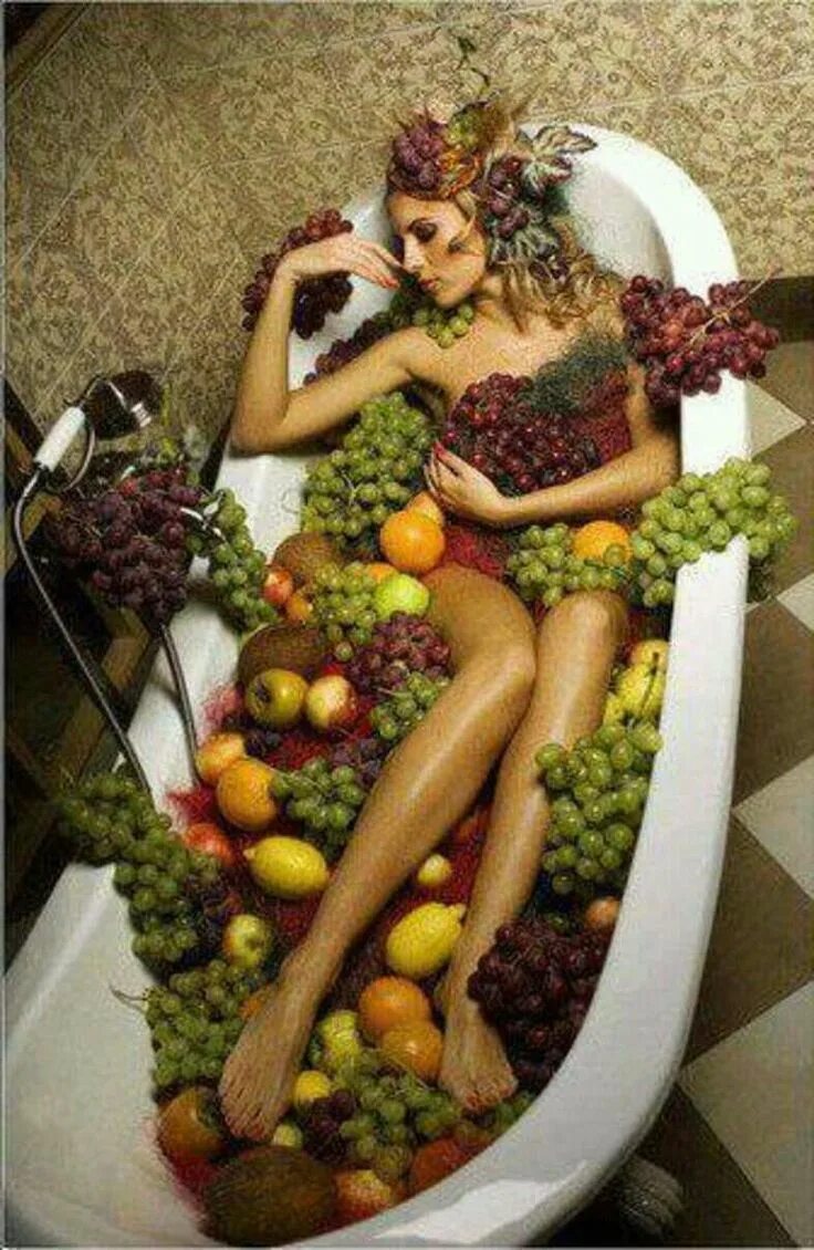 Фотосессия в ванне с фруктами. Ванна с фруктами. Фотосессия с фруктами. Фотосессия в ванной с апельсинами. Фруктовые ванны