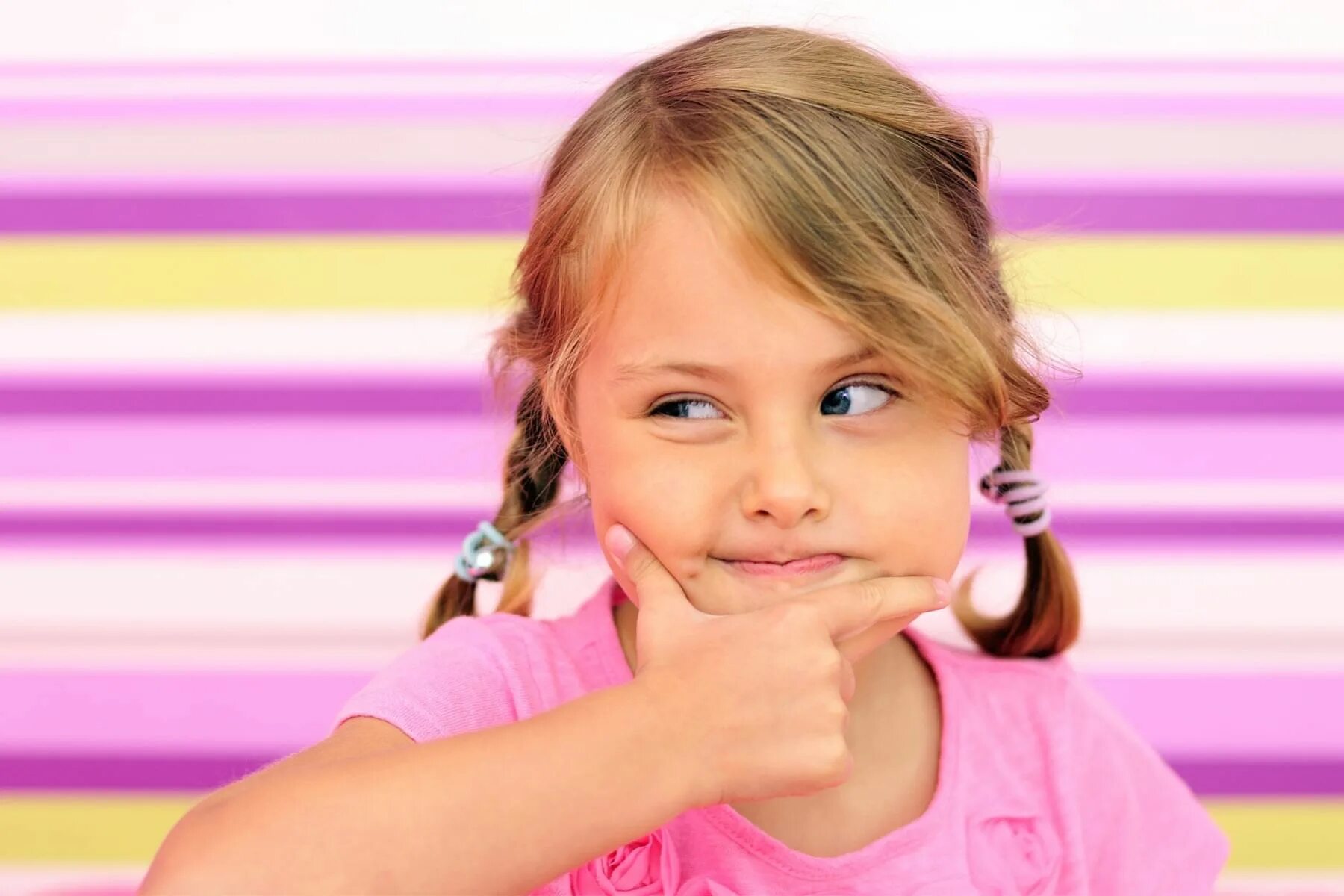 Грустная девочка. Маленькие дети. Задумчивая девочка. Смущение ребенка. Маленькая девочка обманула.