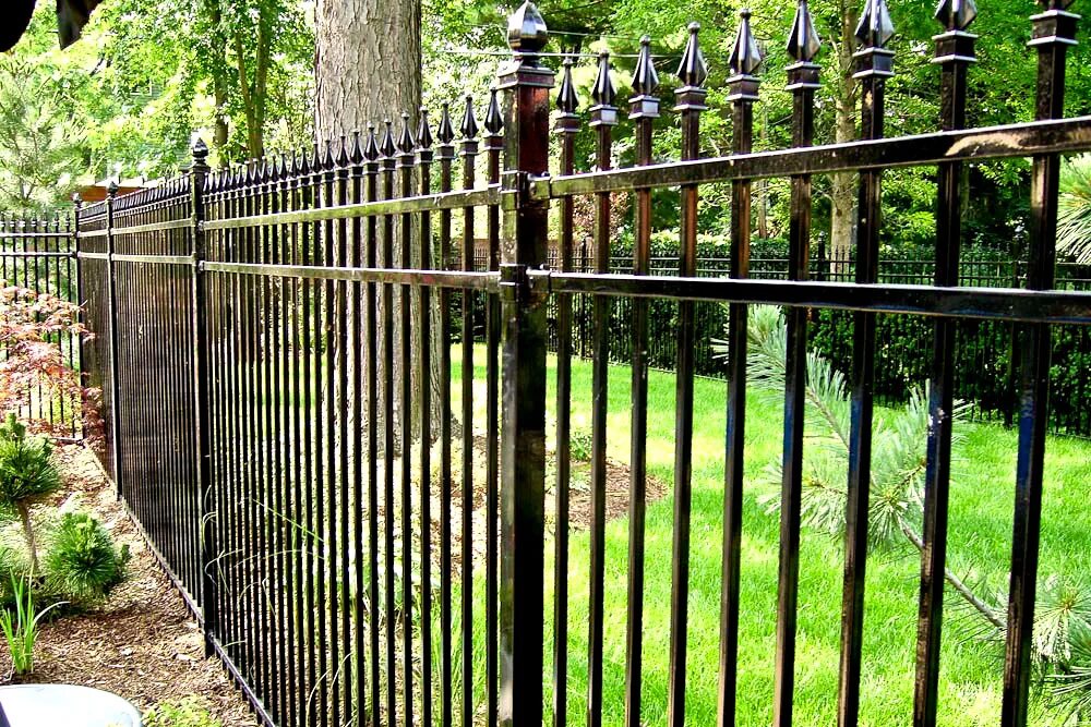 Уральские заборы. Уральские заборы. Забор с кирпичными столбами. Оцинкованный забор. Столб металлический гладкий.