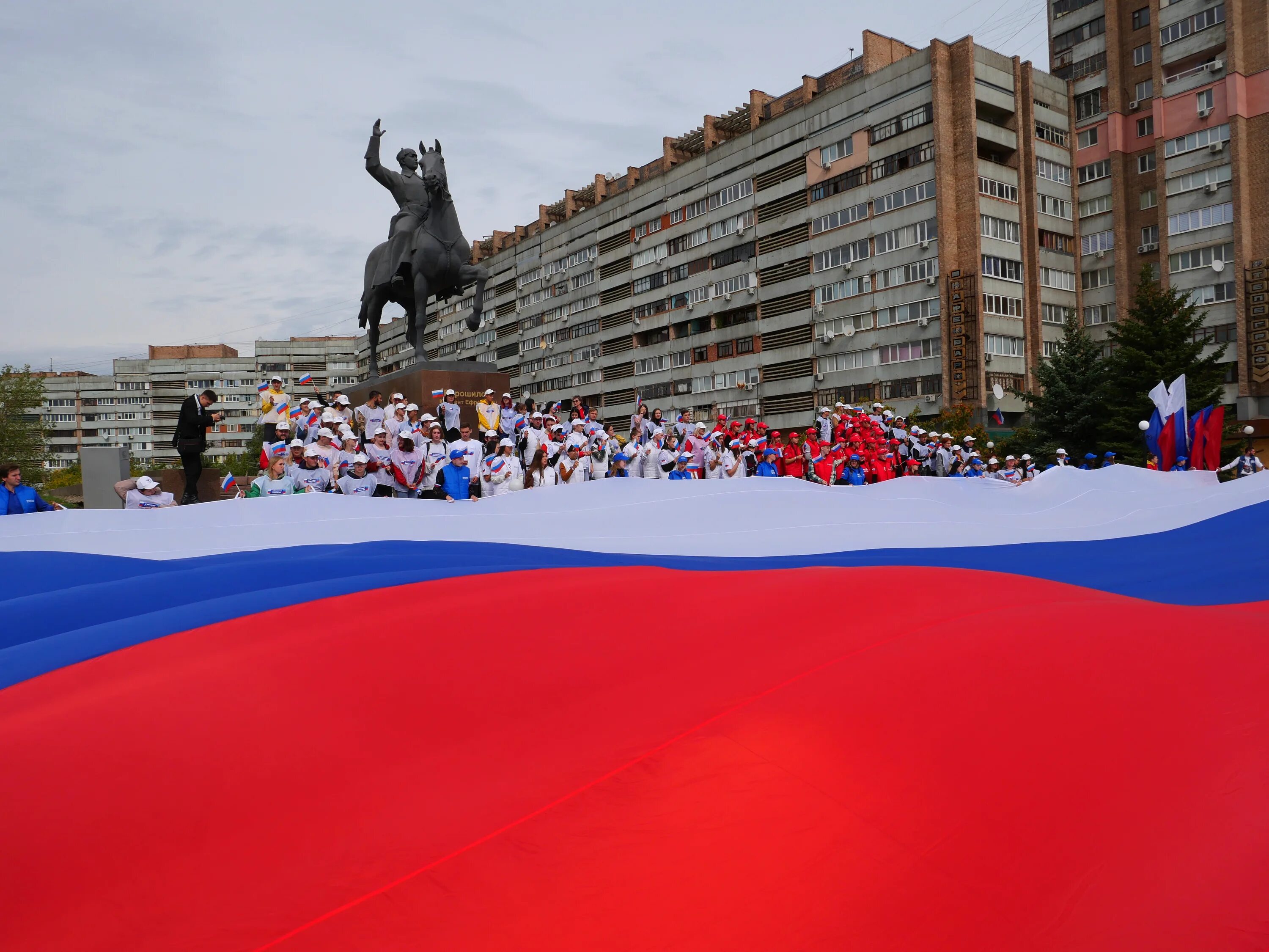 Россия г луганск. Луганск Россия. Жители России. Луганск город в России. Луганск флаг России.