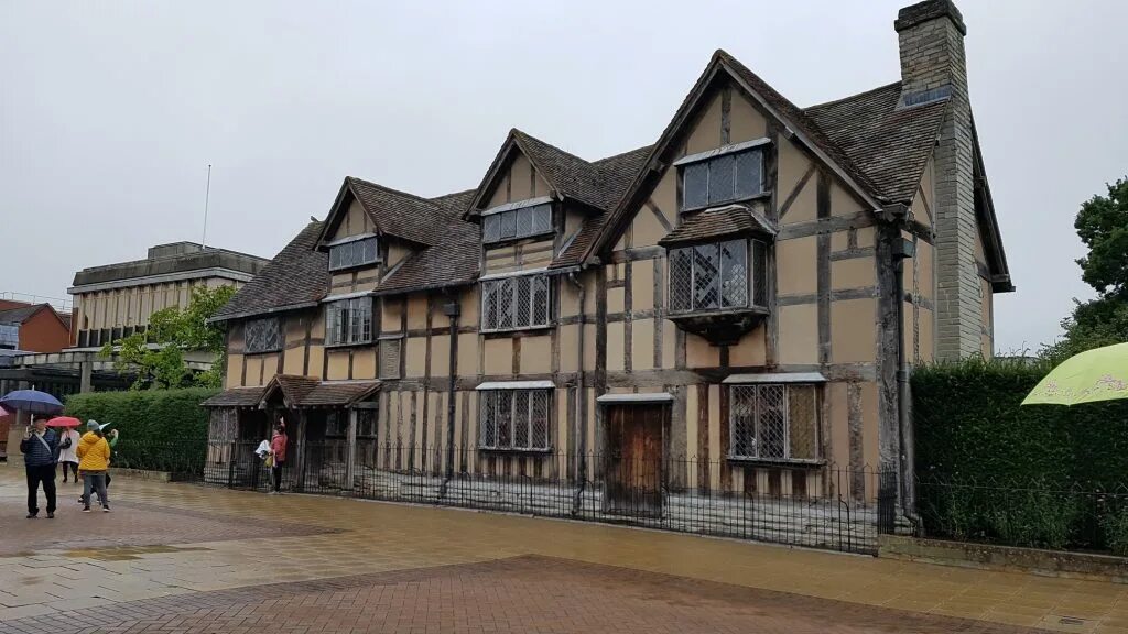 Stratford upon avon shakespeare. Стратфорд-на-Эйвоне Родина Шекспира. Дом-музей Шекспира Англия. Дом Уильяма Шекспира в Стратфорде. Стратфорд-апон-эйвон Шекспир.