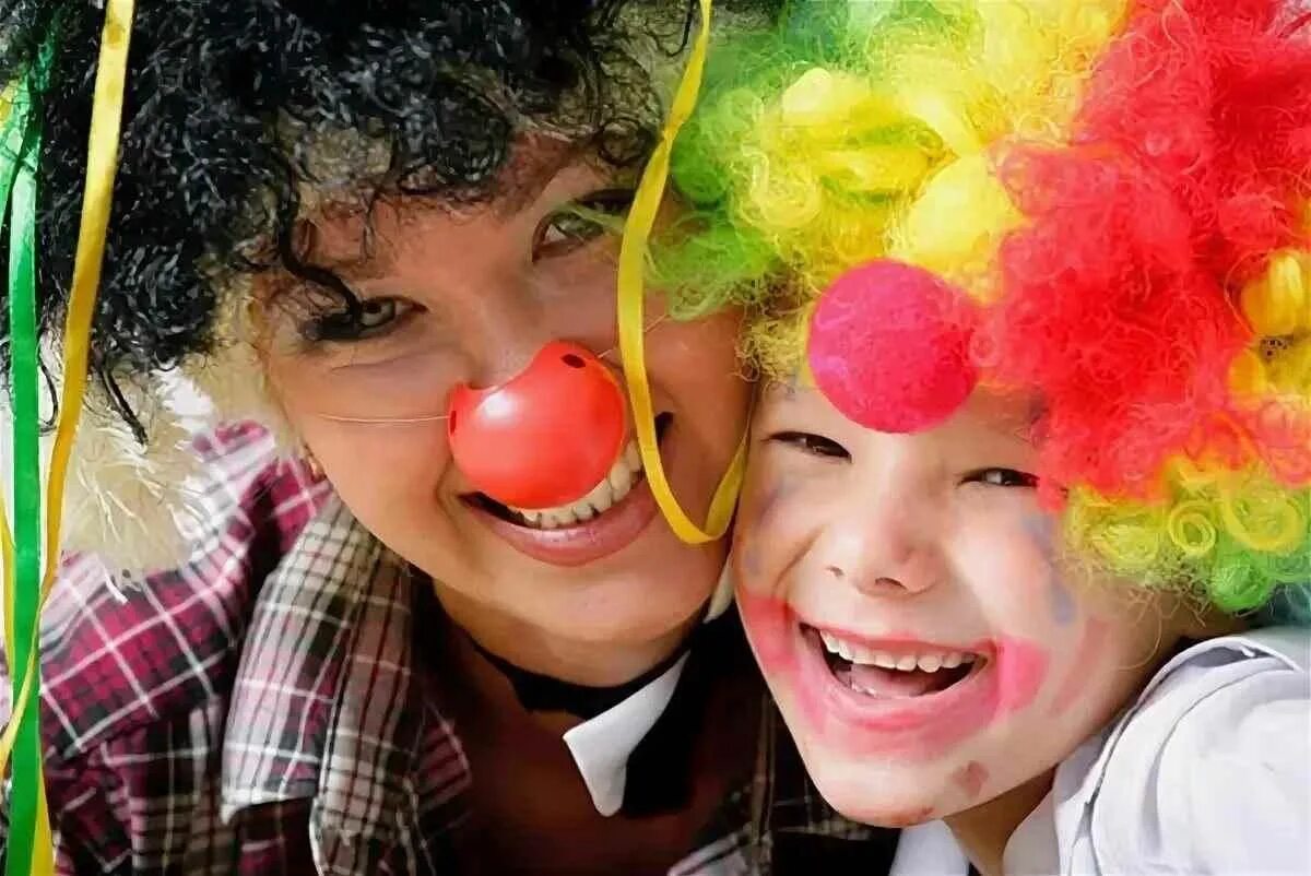 Пение в компании. Радость и веселье. Развлечение смех. Клоун на празднике. Праздники и развлечения в детском саду.