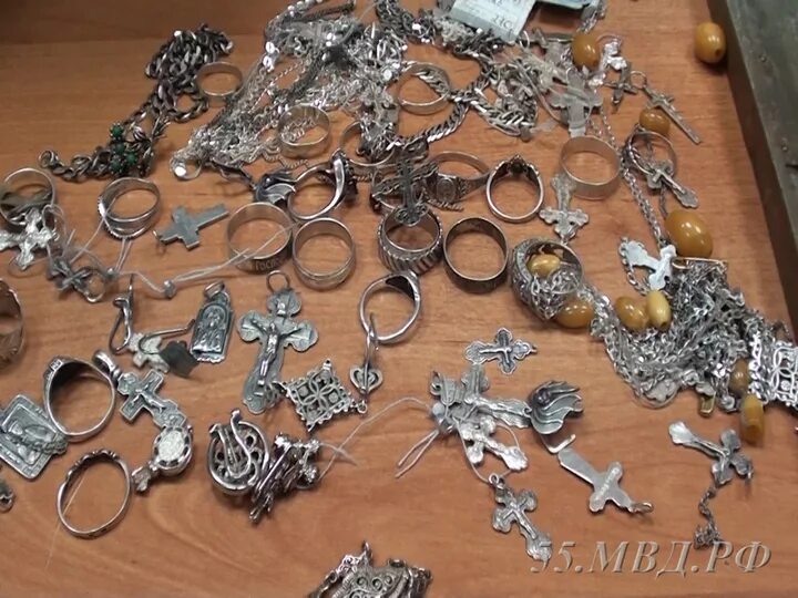 Найденные серебряные украшения. Клад 1867 гнездово. Бронзовый век находки археологов. Большой московский клад 1988. Найденные серебряные украшения.
