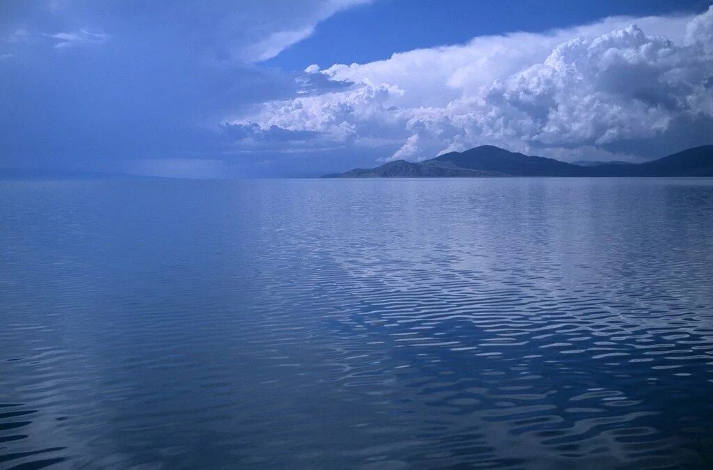 Sevan озеро. Севан Армения. Севан озеро Горизонт. Река Севан. Глубина озера севан
