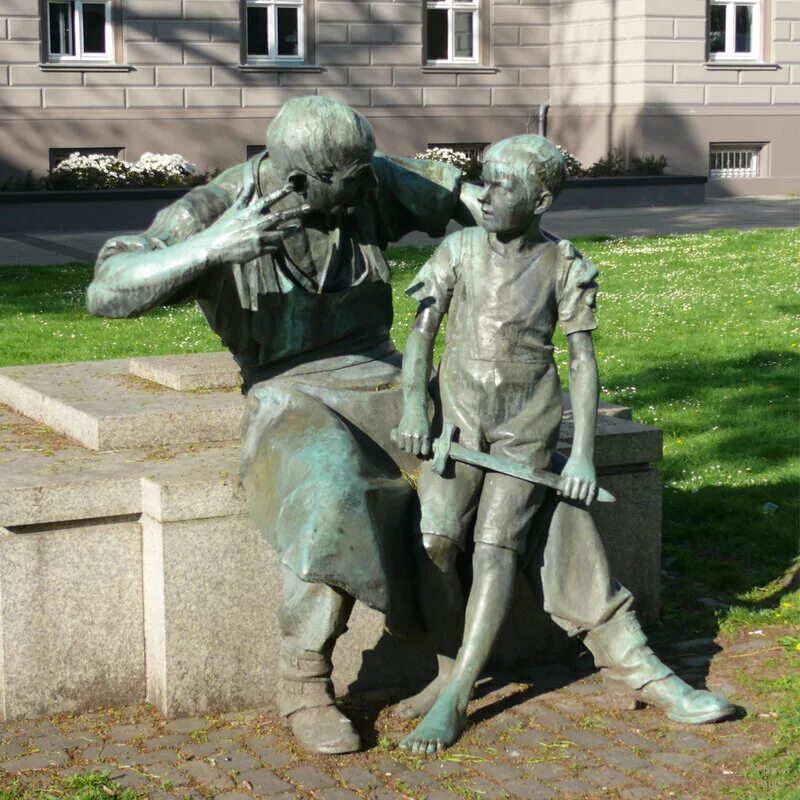 необычные памятники россии. интересные памятники юрги. проект необычные памятники моего города. необычные памятники текст. памятник женской сумочке.