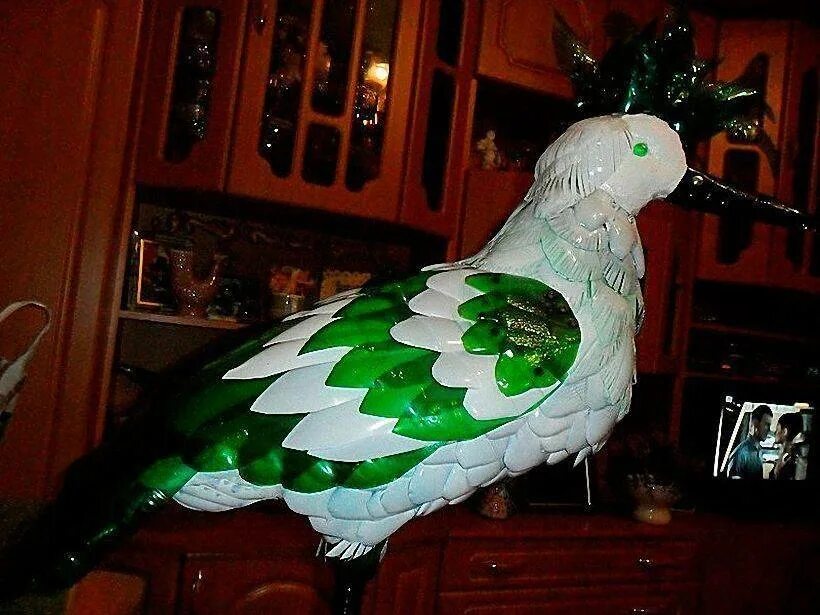 Как сделать птицу из пластиковой бутылки. Птицы из пластиковых бутылок своими руками. Павлин из бутылок. Павлин из пластмассовых бутылок. Как сделать птицу из пластиковой бутылки.