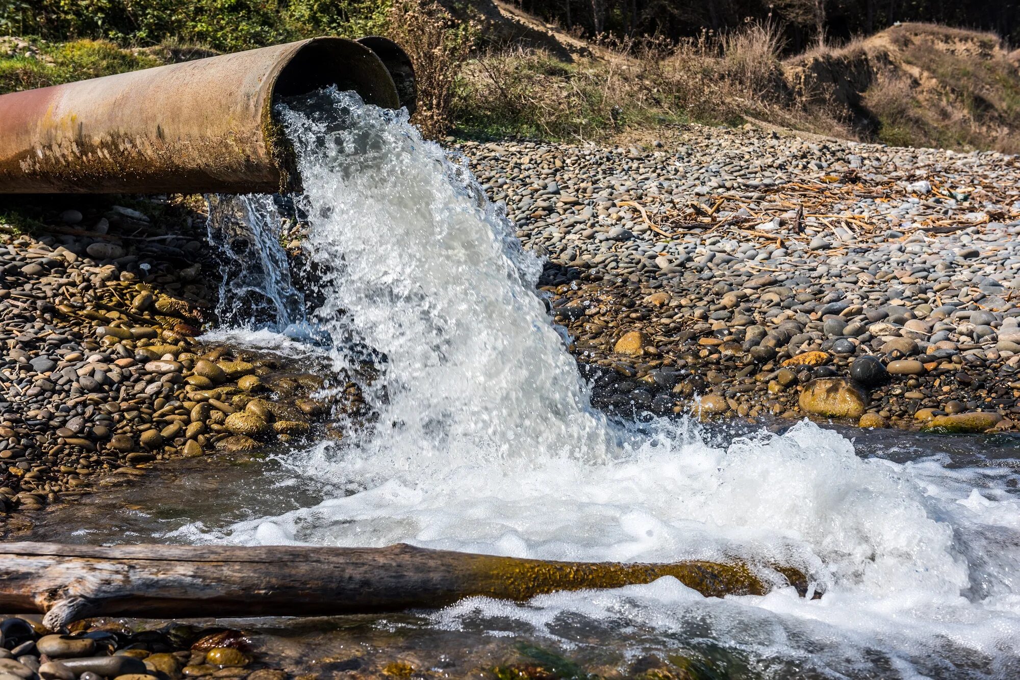 Водяной сток. Сточные воды. Загрязнение воды. Сточные воды в реку. Сточные воды загрязнение воды.