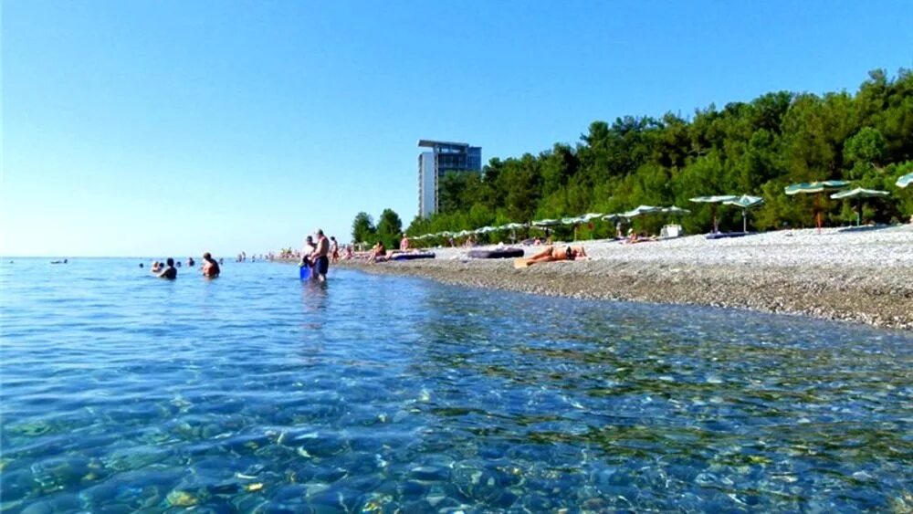 Погода в пицунде вода в море. Пицунда Абхазия море. Пляж Пицунда Абхазия. Пляж Пицунда Абхазия 2022. Курорты в Пицунде у моря.