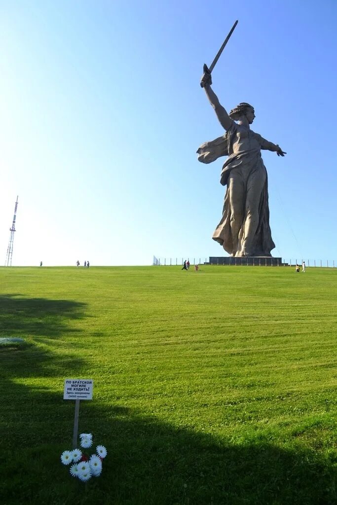 Мамаев курган снять квартиру посуточно. Мамаев Курган Волгоград. Мамаев Курган Волгоград летом. Архитектурный комплекс Мамаев Курган. Мамаев Курган Волгоград хорошее качество.