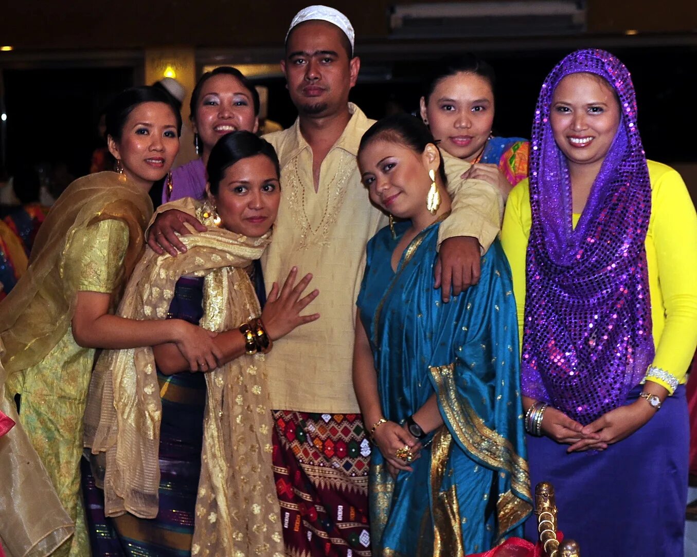 Полигамный брак. Индонезия многоженство. Полигамный брак многомужество. Брак многоженство.