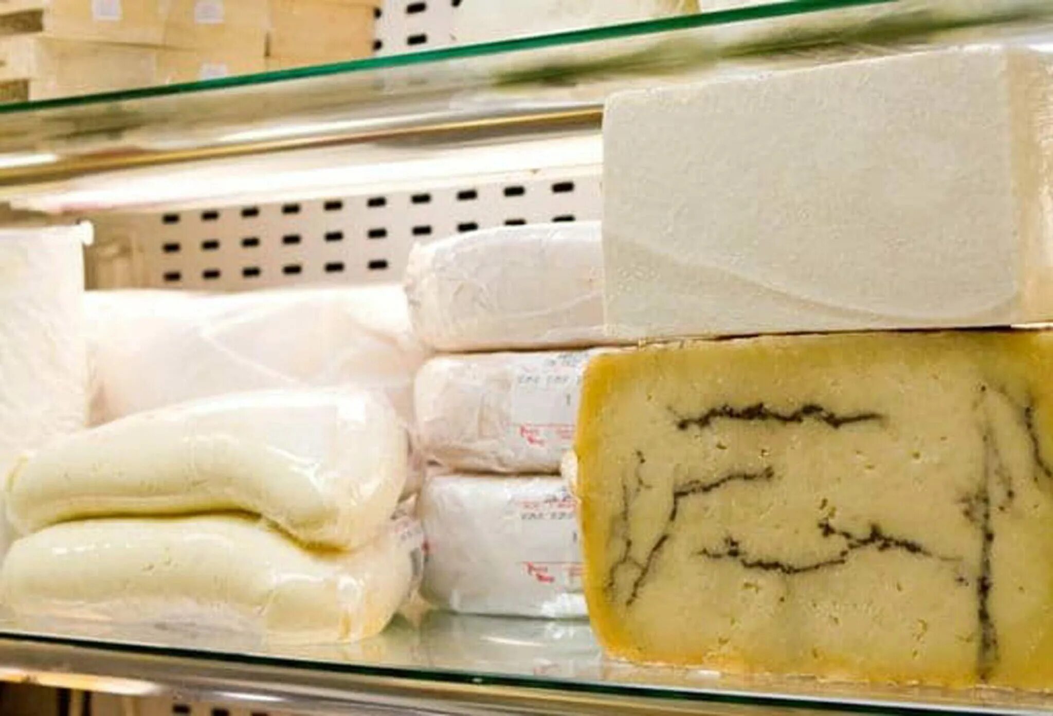 Как сохранить сыр в холодильник свежим. Сыр в морозилке. Нарезка сыров в магазине. Хранение сыра в холодильнике. Пармезан в морозилке.