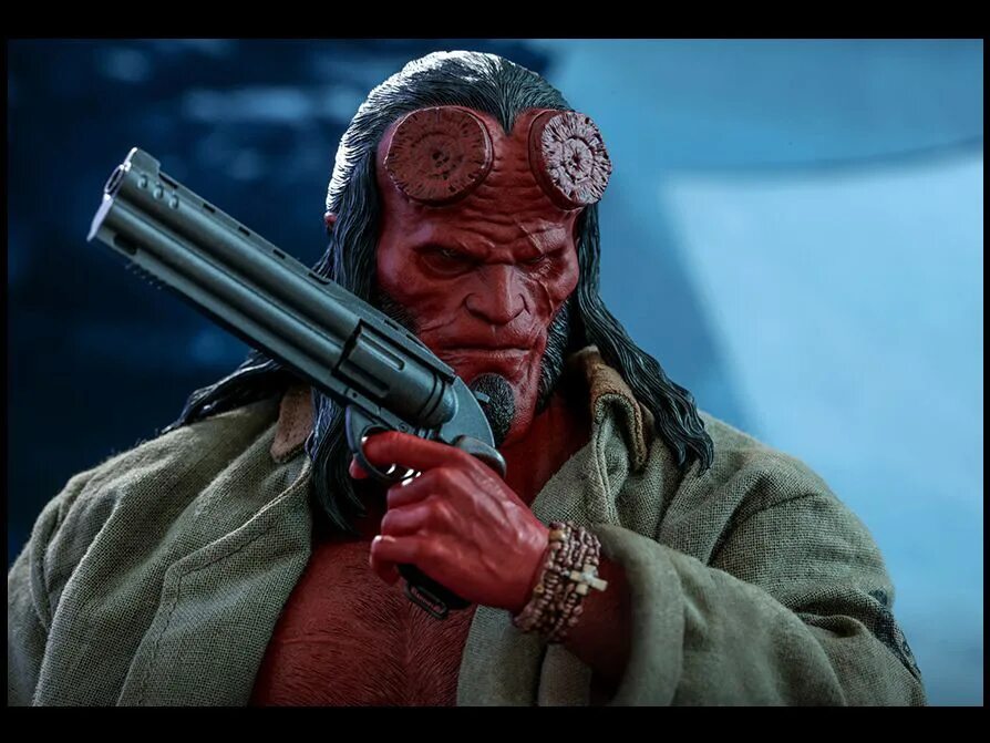 Хеллбой 2024. Хеллбой / Hellboy (2019). Хеллбой hot Toys. Хеллбой 2019 хот Тойс. Хеллбой с пистолетом.