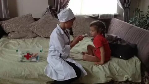 Брат делает уколы сестре