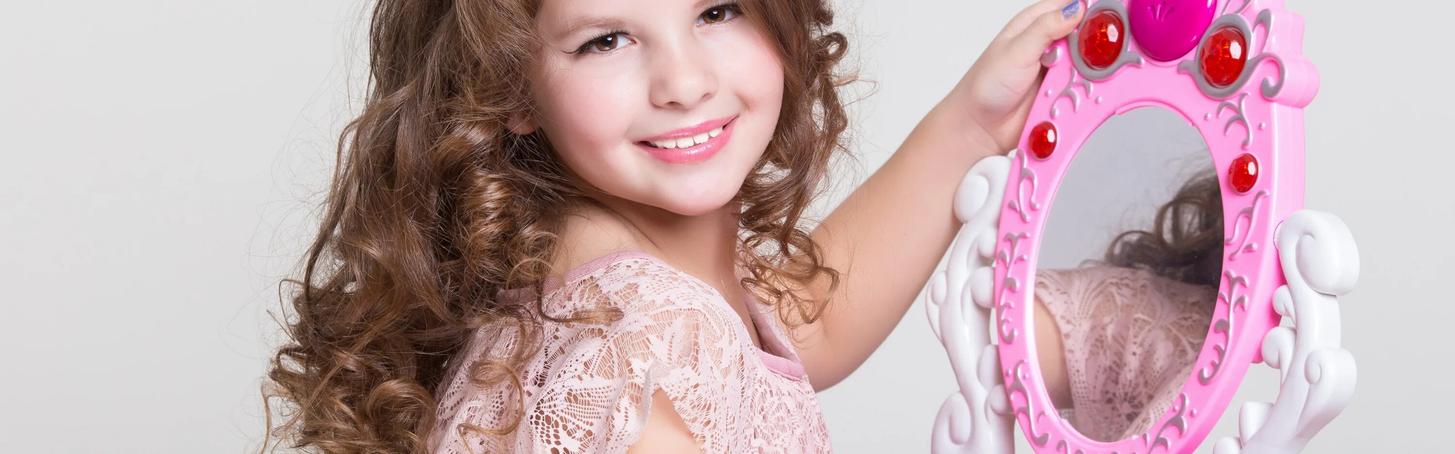 Стрижки для девочек. Девочка 6 лет портрет. Челка у детей. Анастасия князева стс. Накрашенные дети.