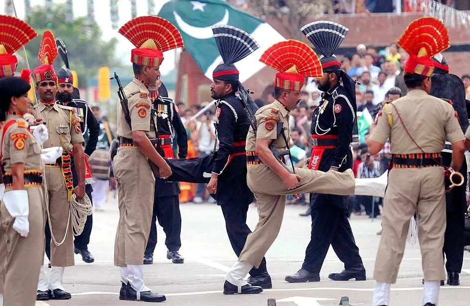 Смена караула в индии. Почетный караул индия пакистан. Пограничники индии. Смена караула на индийско-пакистанской границе. Военная форма индии.