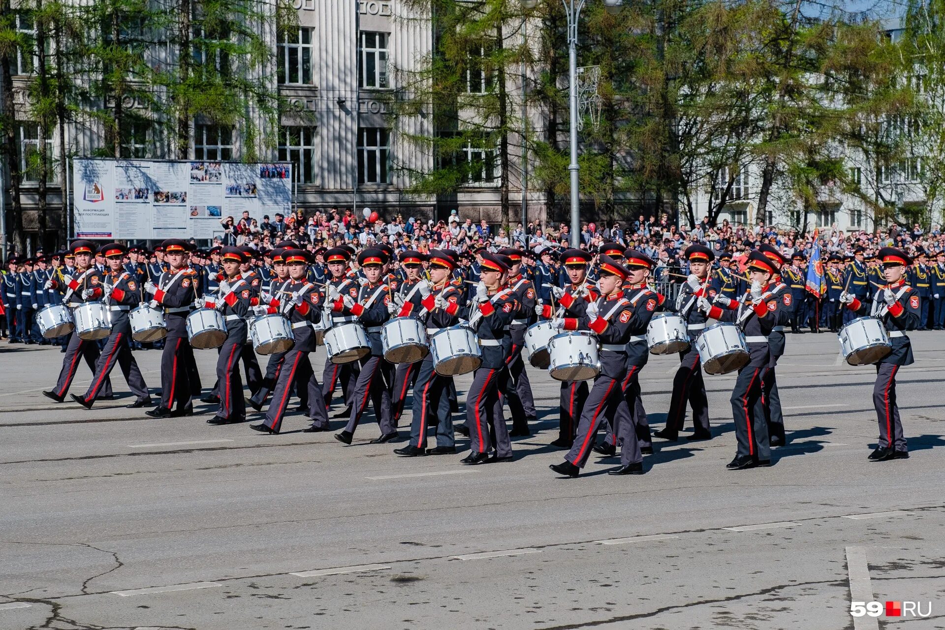 Ул 9 мая пермь. Парад Победы Пермь. Пермь парад 9 мая 2020. Парад на день Победы в Перми. Парад Победы Пермь 2010 год.