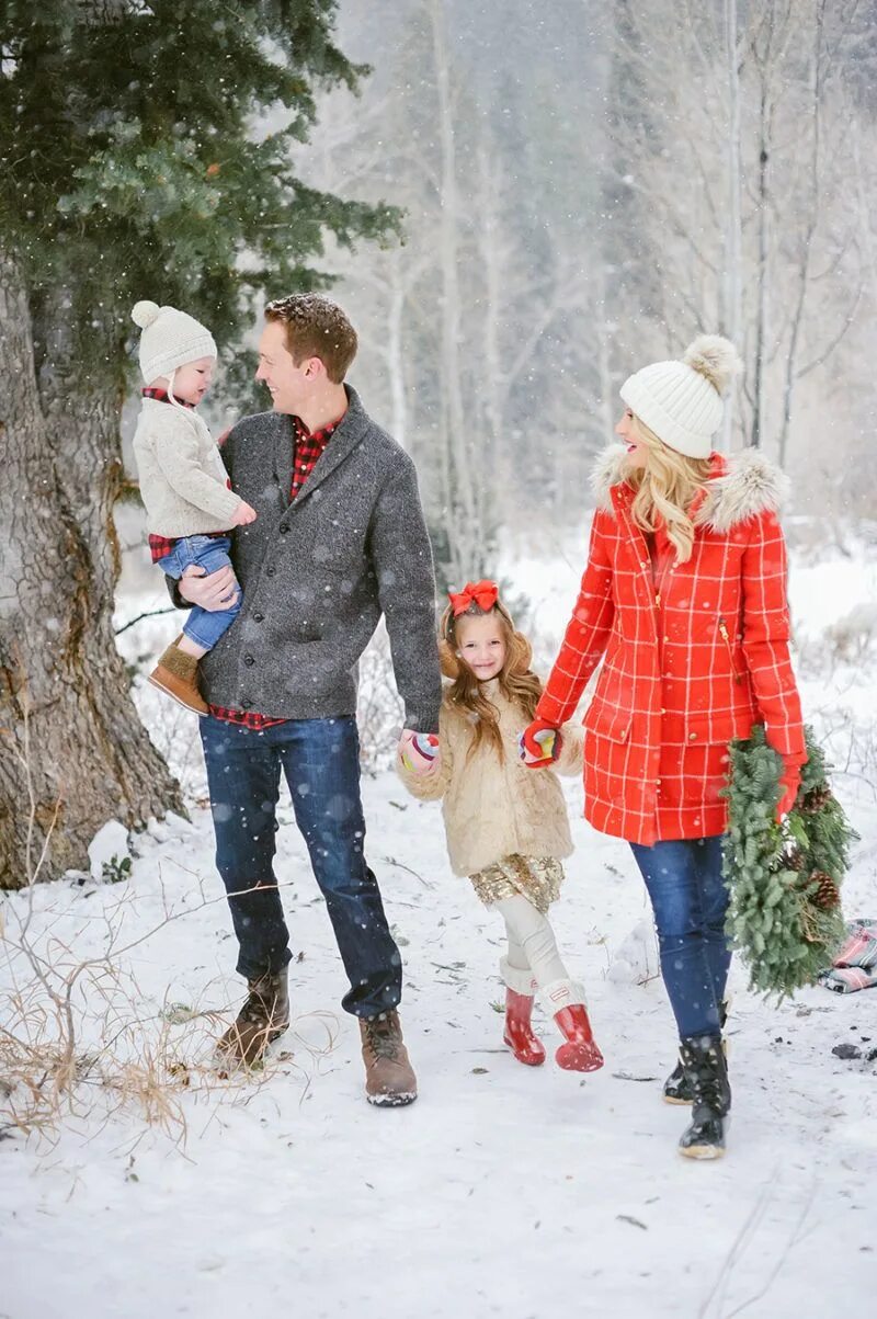 Семья зимой. Зимняя семейная фотосессия. Семейная фотосессия зимой. Семейная фотосессия на природе зимой.