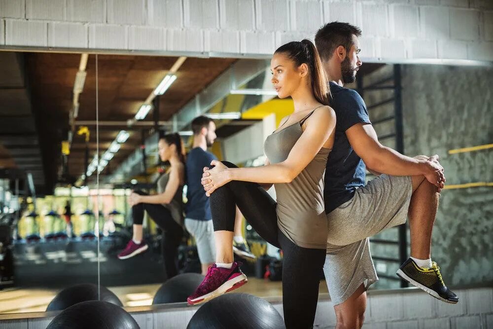 Men and women work. Спортивные люди. Спортивные пары. Занятия в зале. Девушка занимается спортом в зале.