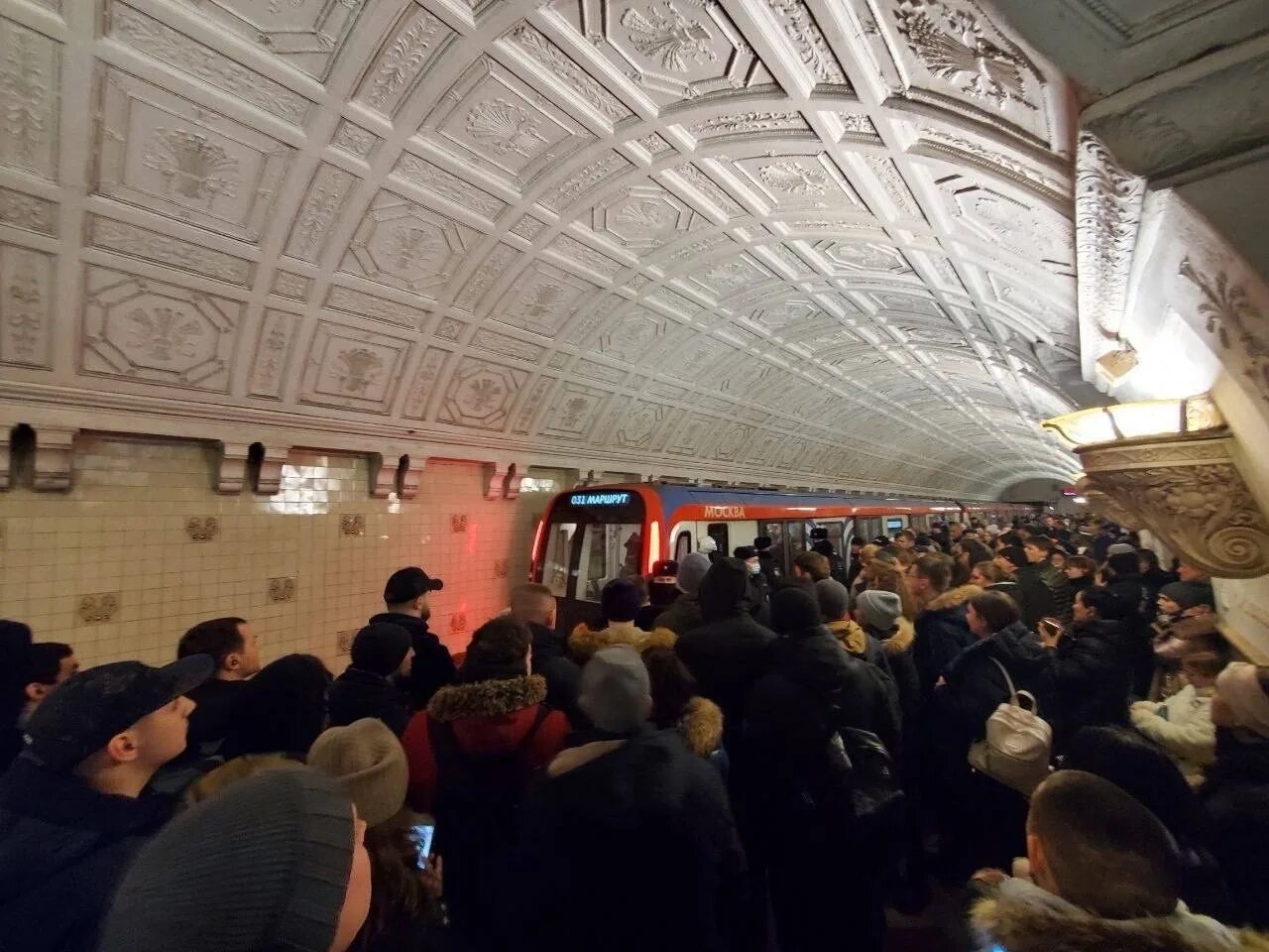 Поезда на кольцевой линии. Станция метро. Метро фото. Люди в метро.