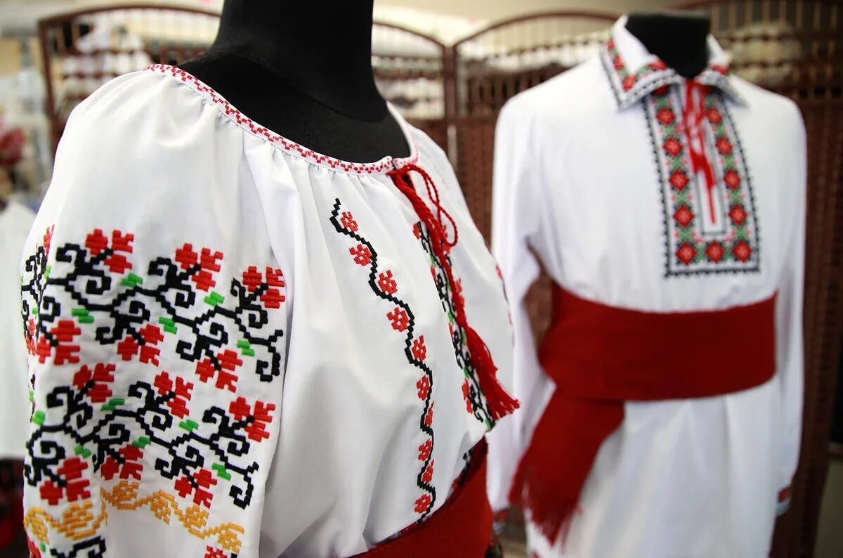 Costume national. Национальный костюм молдавская ССР. Народный костюм Молдован. Костюм Националь Молдовенеск. Традиционный молдавский костюм.